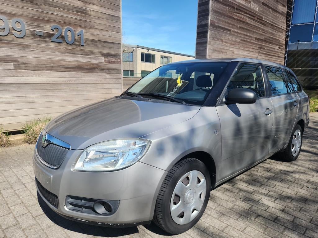 Skoda Fabia Break 1.2i essence. 1 propriétaire. carnet, Autos, Ford, Entreprise, Verrouillage central, Vitres électriques, Essence