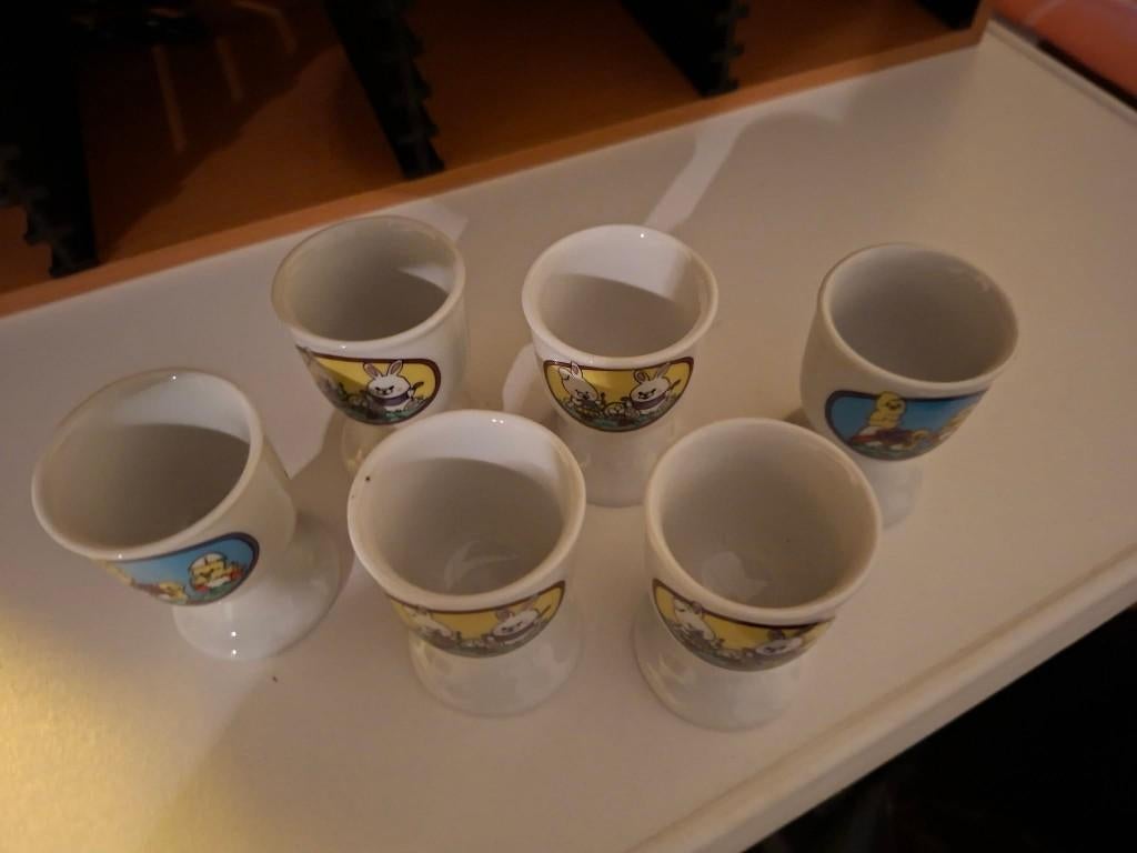 6 eierdopjes met paasversiering, Huis en Inrichting, Keuken | Servies, Zo goed als nieuw, Kom(men), Overige stijlen, Overige materialen