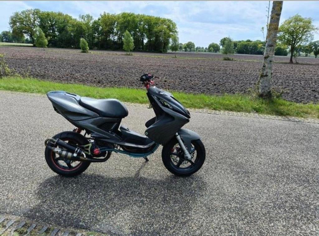 Aerox carbon look 70 cc malossi, Fietsen en Brommers, Ophalen, Zo goed als nieuw, Aerox