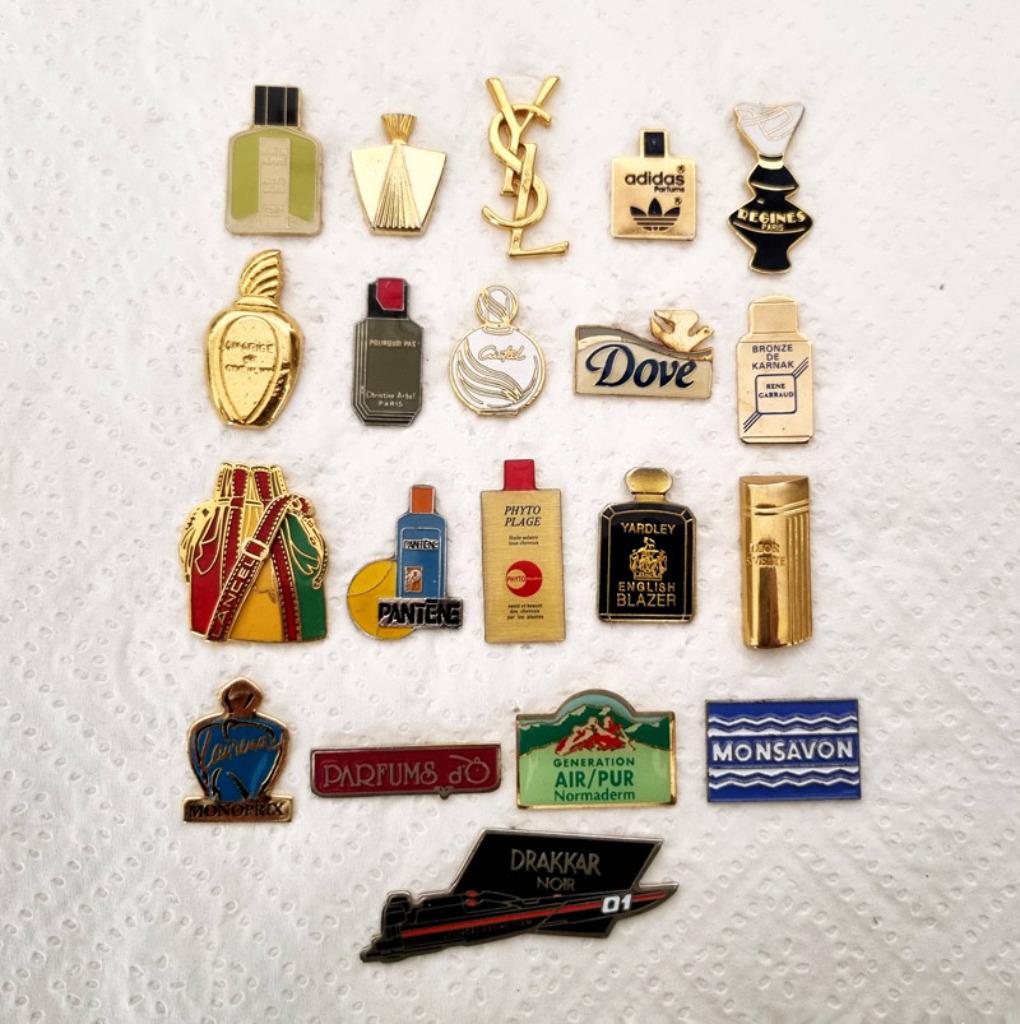 Lot 20 Pin's thème parfum pour collectionneurs, YSL, Given.., Collections, Broches, Pins & Badges, Comme neuf, Insigne ou Pin's
