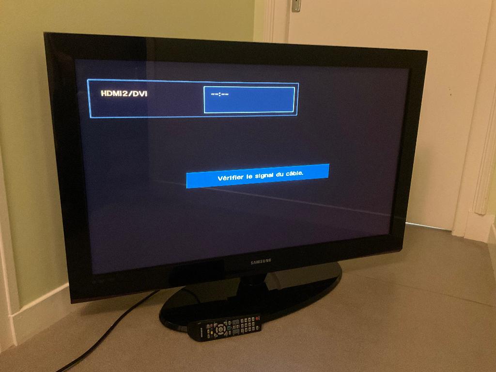 Tv Samsung 107cm avec télécommande et câble Bon état, Enlèvement, TV