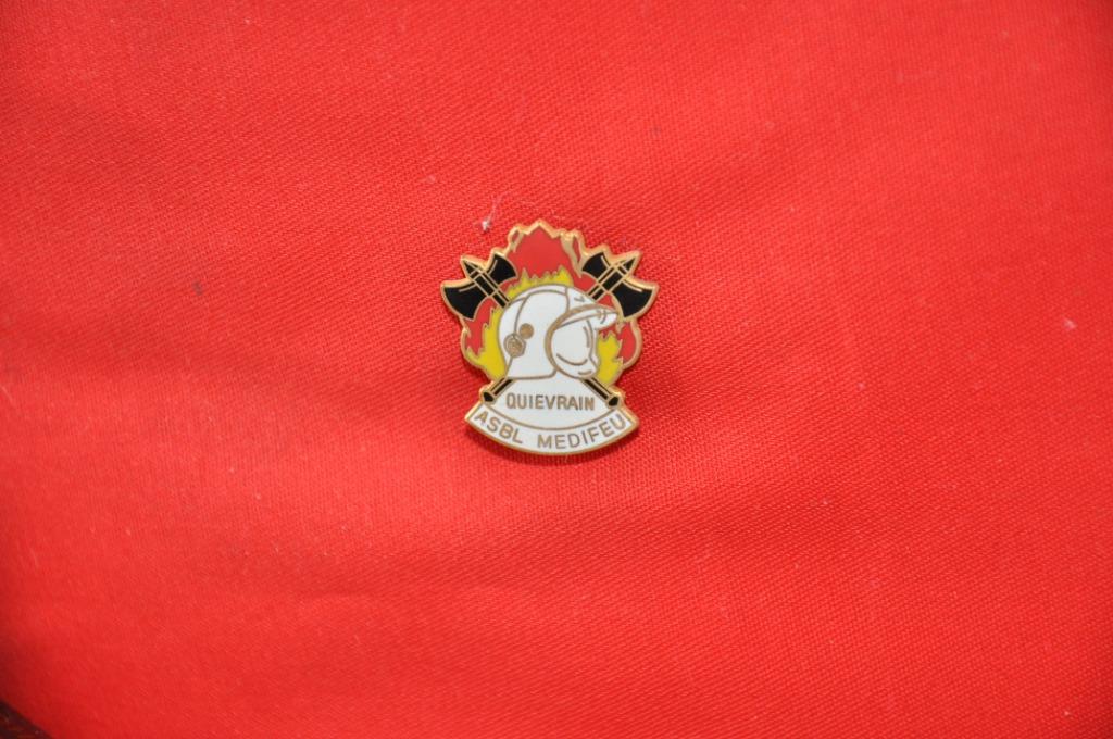 pin's pompier de quievrain asbl medifeu (x2007), Collections, Enlèvement ou Envoi, Comme neuf, Autres sujets/thèmes, Insigne ou Pin's