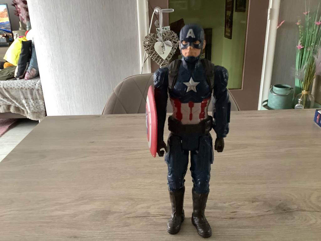 Marvel Captain America character (2016) (29 cm), Kinderen en Baby's, Speelgoed | Actiefiguren, Ophalen of Verzenden, Zo goed als nieuw