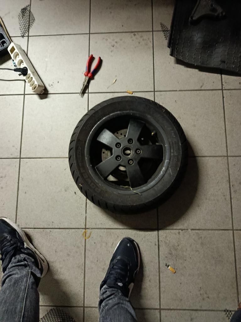 Jante Vespa en bon état et pneu arrière GTS 125, Enlèvement
