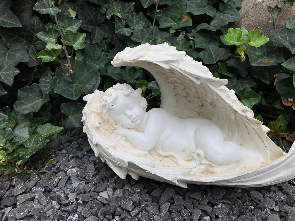 Image d'un ange dormant dans ses ailes, Enlèvement ou Envoi, Religion