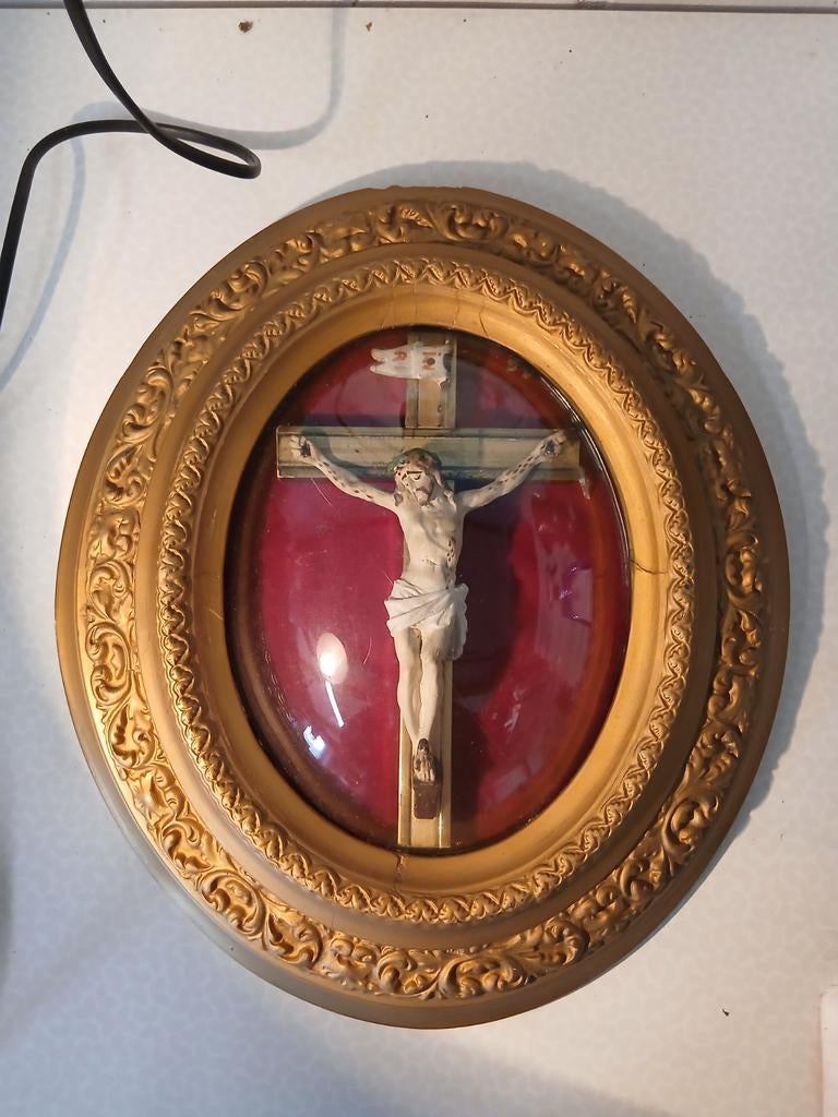 Ovalen kader met kruisbeeld en bol glas, Antiek en Kunst, Antiek | Religieuze voorwerpen, Ophalen of Verzenden