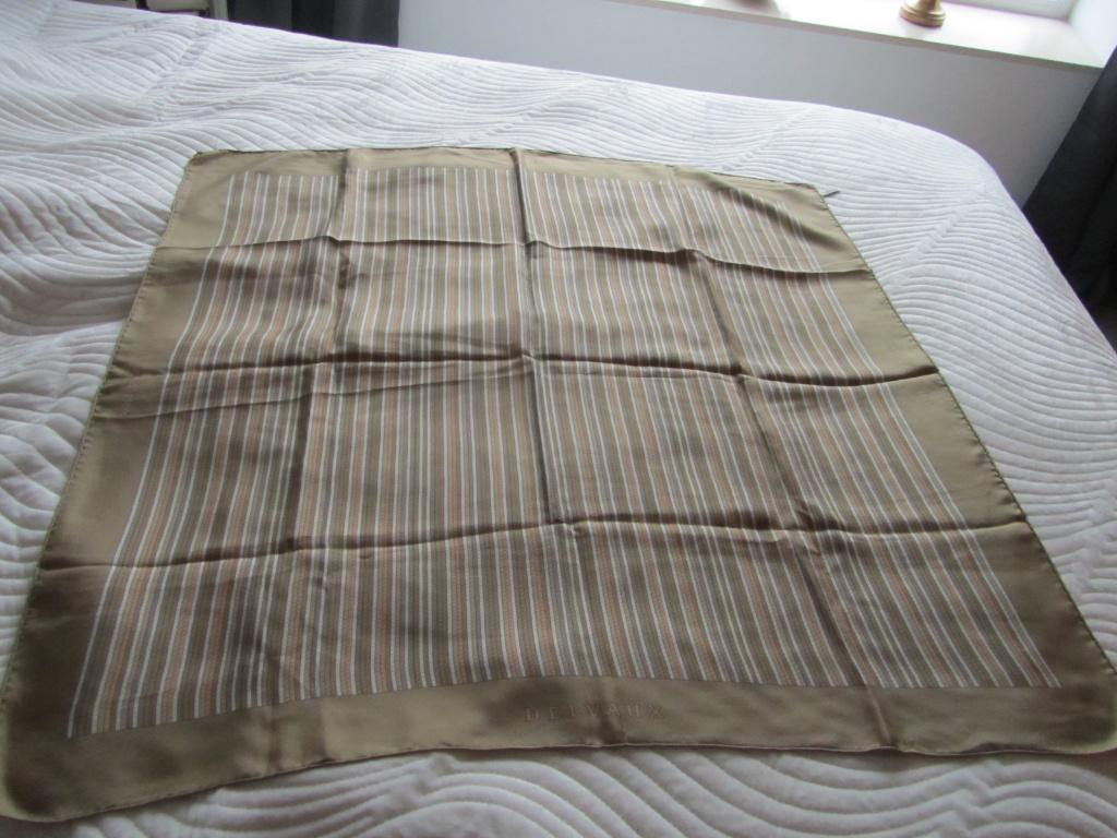 DELVAUX 100% zijdekleurige sjaal met logo, Verzenden