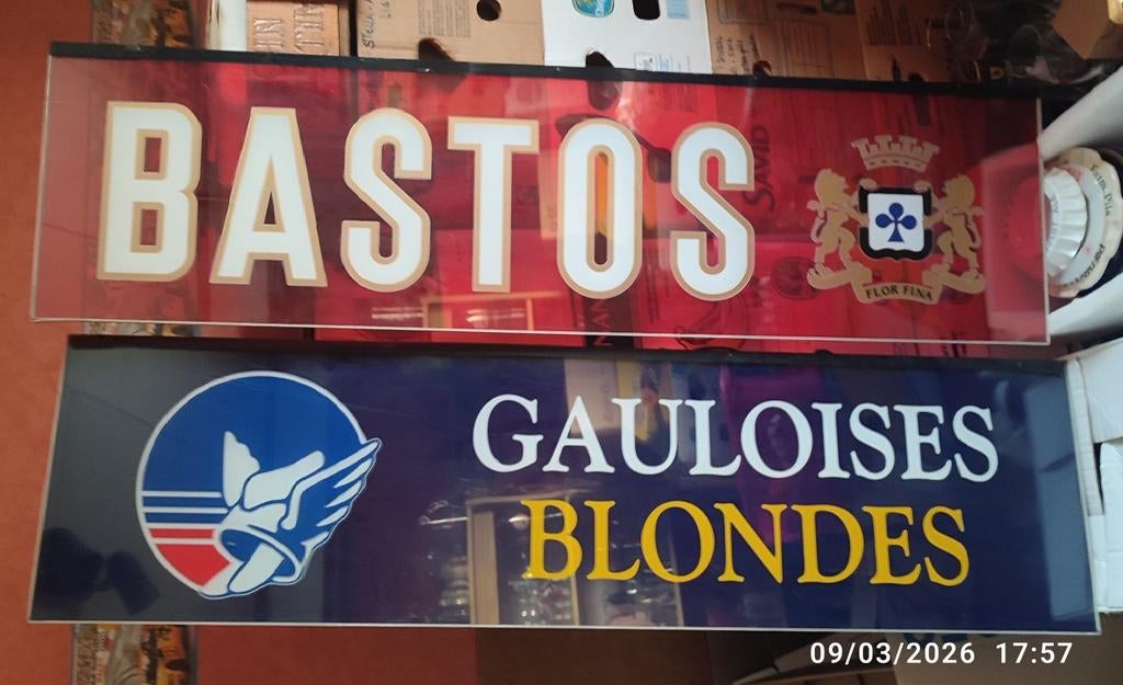 Twee PLEXI die reclame maken voor BASTOS en GAULOISES., Ophalen, Gebruikt, Reclamebord