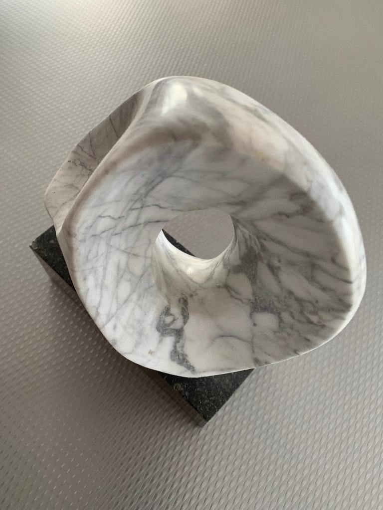 Paul Baeteman - moderne sculptuur in marmer, Enlèvement ou Envoi