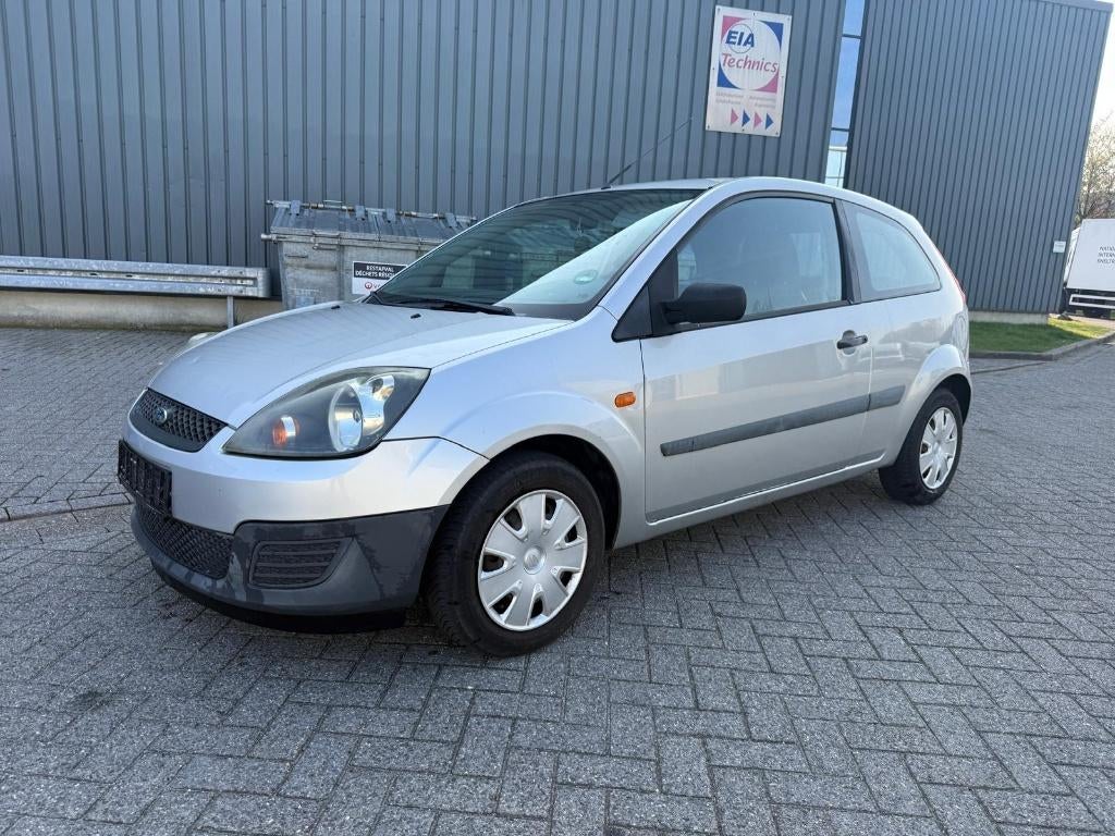FORD FIESTA 1.4 ESSENCE BJ 2007 120000 KM BON ÉTAT, Autos, Argent ou Gris, Achat, Entreprise, 5 places
