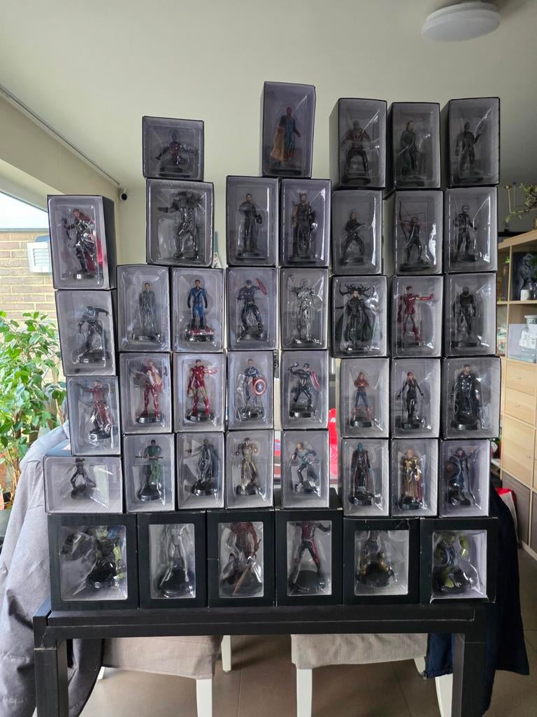 46 Figurines Marvel dont 4 à recoller, dans l'emballage., Enlèvement