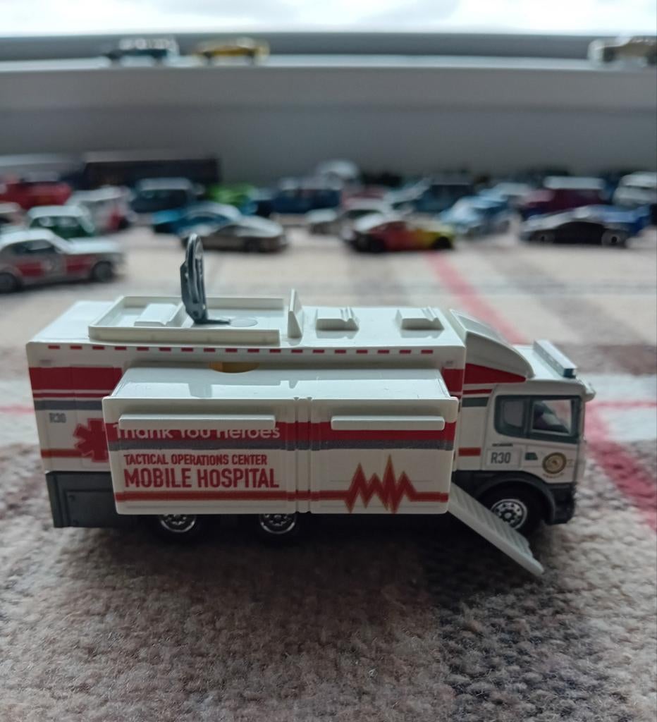 NIEUWE 1/64 MATCHBOX MOBIELE ZIEKENHUISTRUCK, Ophalen of Verzenden, Nieuw, Truck