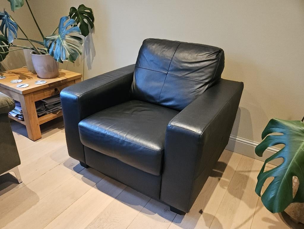 2 stuks Ikea zwart leren fauteuils, 75 à 100 cm, Comme neuf, Enlèvement, Cuir