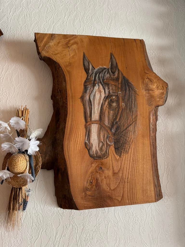 Peinture d'un cheval sur un bloc de bois, Enlèvement