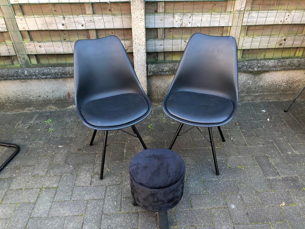 2 stoelen en krukje, Ophalen, Zo goed als nieuw