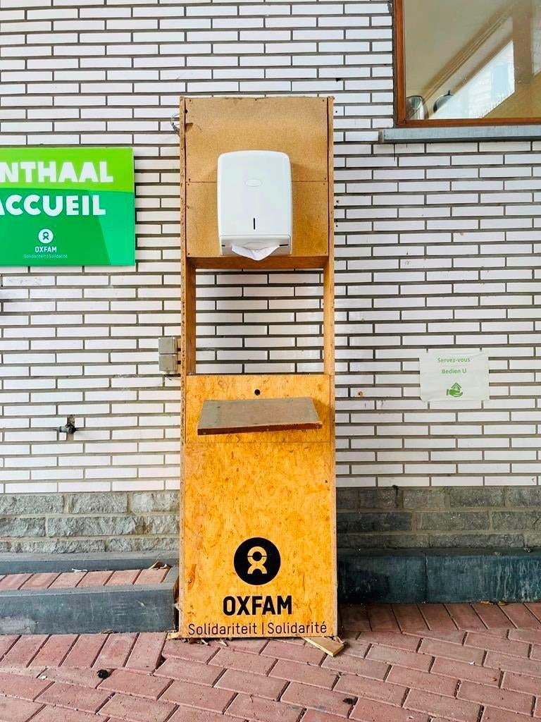 Meuble présentoir et distributeur en OSB, Articles professionnels, Autres lieux, Enlèvement, Utilisé, Distributeur