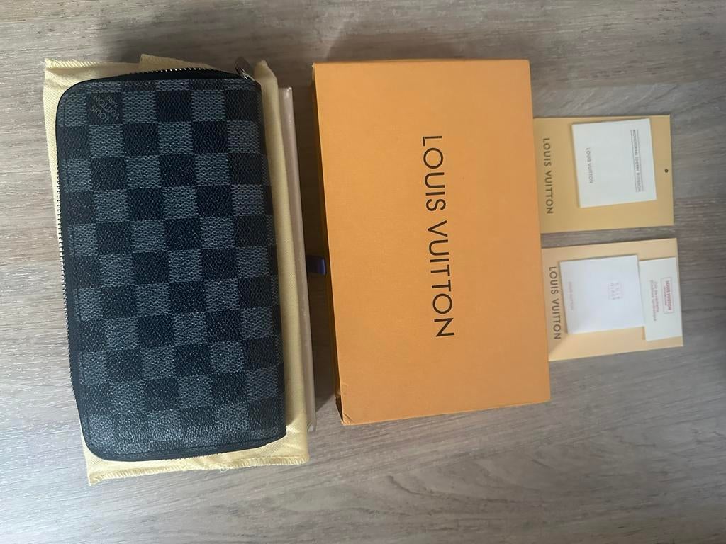 Portefeuille très classe Louis Vuitton mixte, Bijoux, Sacs & Beauté, Broches, Enlèvement ou Envoi, 7 à 10 cm, Utilisé, Argent