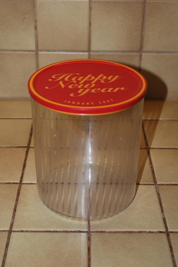 TUPPERWARE Boîte vitrine cristalline ronde transparente, Maison & Meubles, Enlèvement ou Envoi, Utilisé, Rouge, Boîte