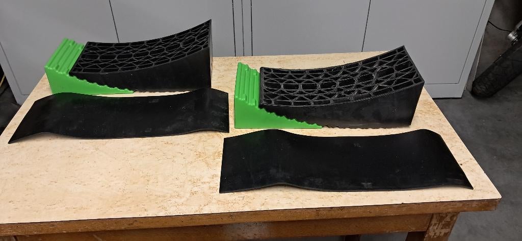 set van 2 heavy-duty oprij- en nivelleerwiggen, Ophalen, Zo goed als nieuw