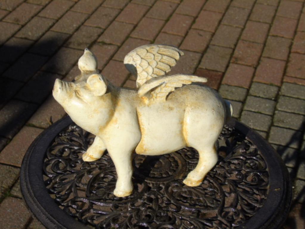 statue un cochon a ailes , tirelire en fonte ., Collections, Tirelires, Neuf, Animal, Métal ou Fer blanc, Enlèvement