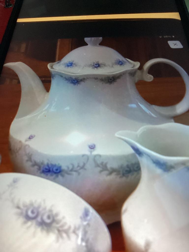 Cafetière, pot à lait et sucrier, Enlèvement