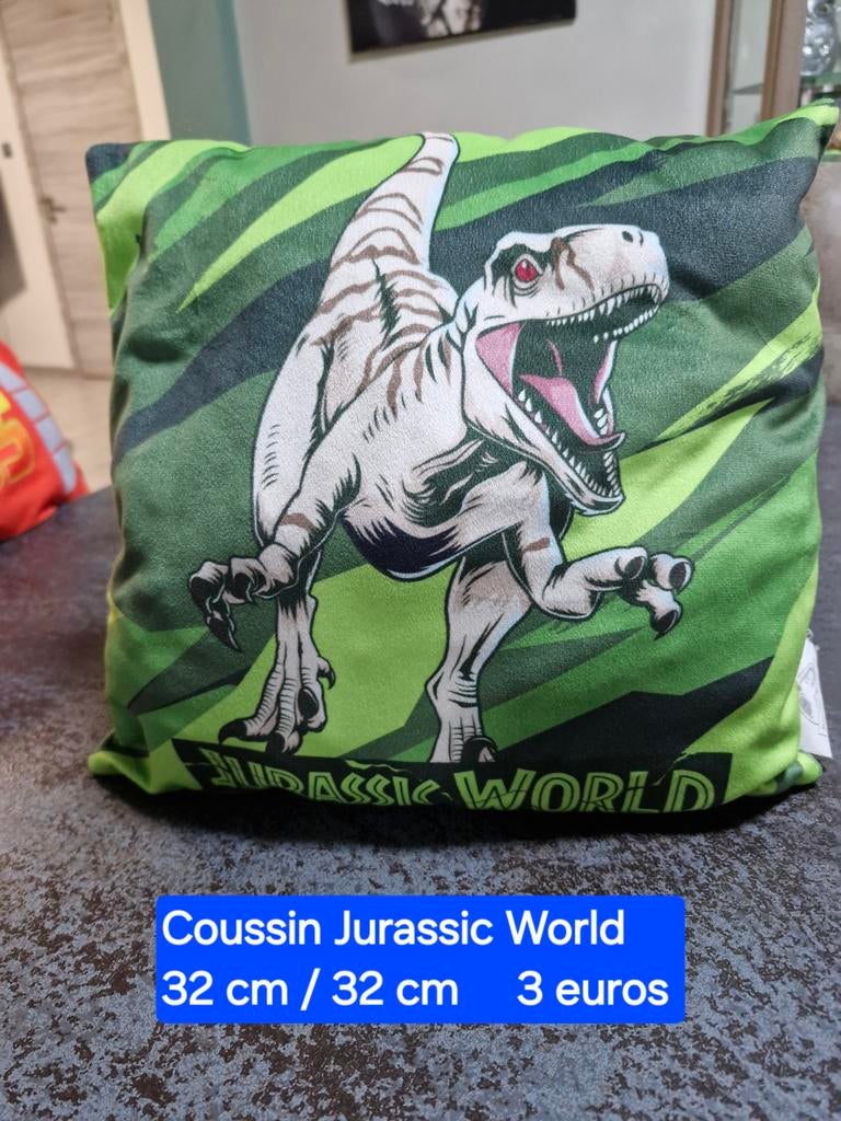 Coussin vert Jurassic world 32 cm x 32 cm, Animaux & Accessoires, Enlèvement ou Envoi