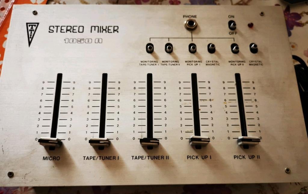 Vintage Tti stereo mixer 1050A in geborsteld alu, Muziek en Instrumenten, Mengpanelen, Gebruikt, Minder dan 5 kanalen, Microfooningang