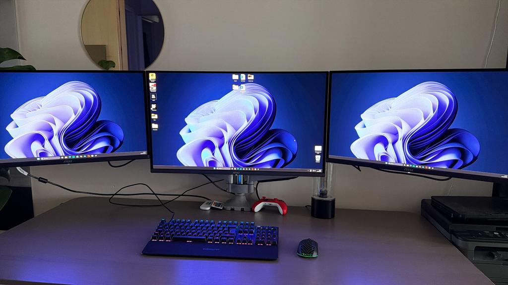 SIIG CE-MT3611 triple monitor alu gas spring desk mount, Ophalen, Zo goed als nieuw