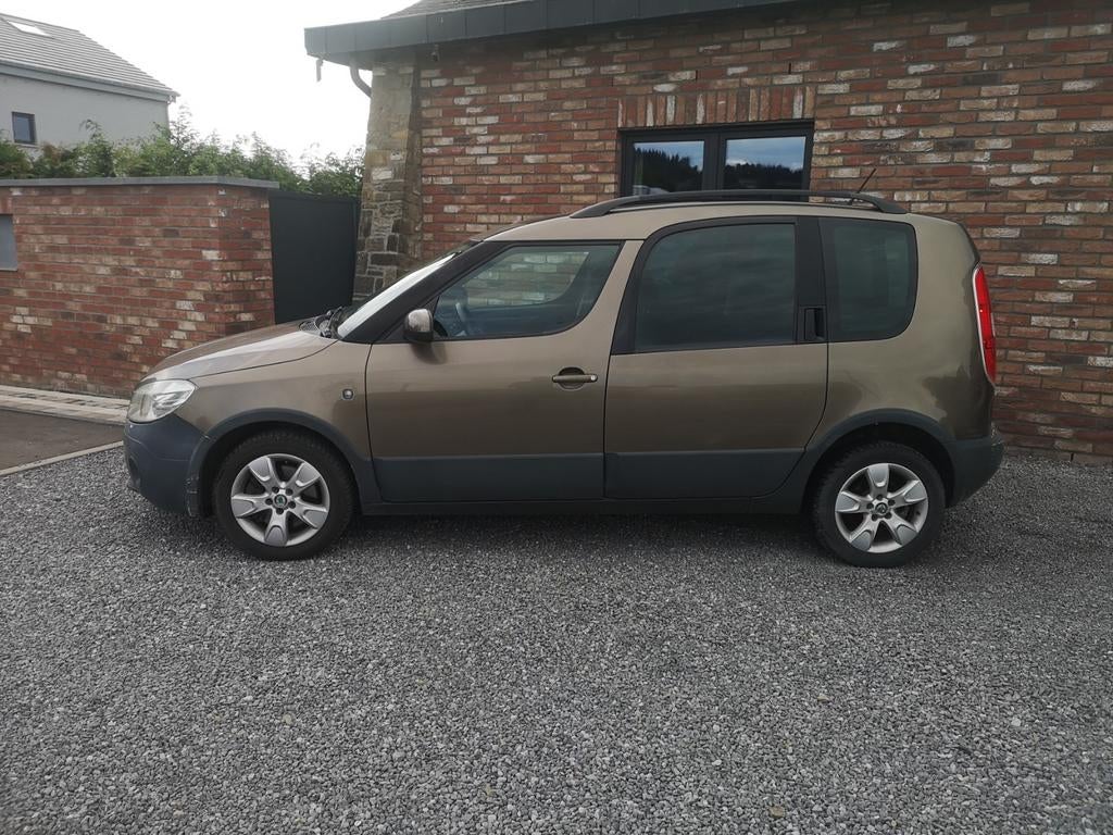 SKODA ROOMSTER 1.6 TDI 90CV de 2012 Prêt a immatriculée, Auto's, Euro 5, Stof, Zwart, 4 cilinders