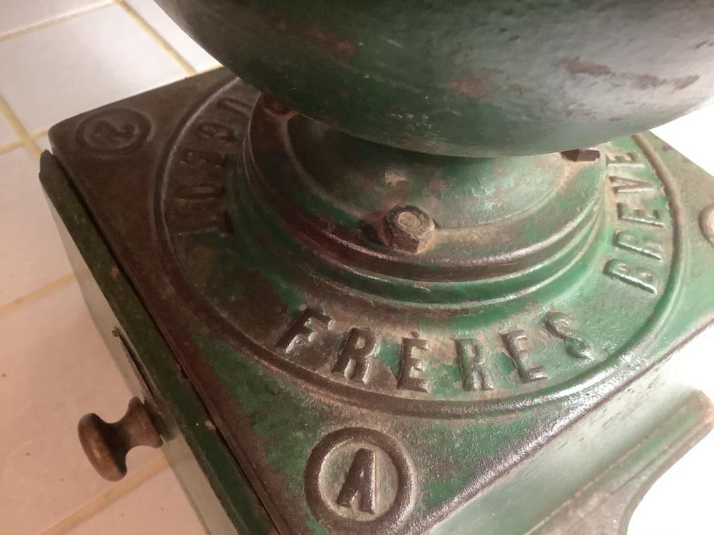 Oude Peugeot koffiemolen, Ophalen