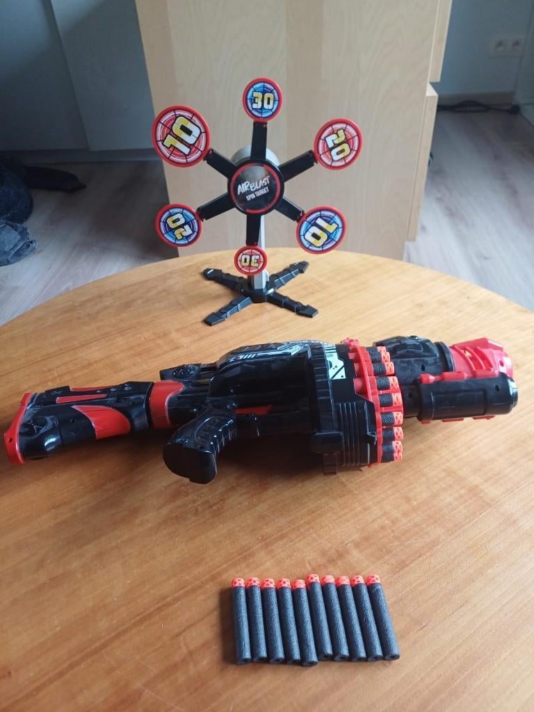 Air blast geweer met extra pijlen en schietschijf, Kinderen en Baby's, Speelgoed | Overig, Ophalen, Zo goed als nieuw
