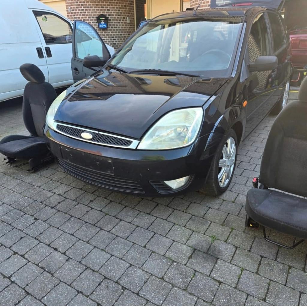 Zwarte ford fiesta, Autos, Ford, Particulier, Fiësta, ABS, Alarme, Verrouillage central, Rétroviseurs électriques, Vitres électriques