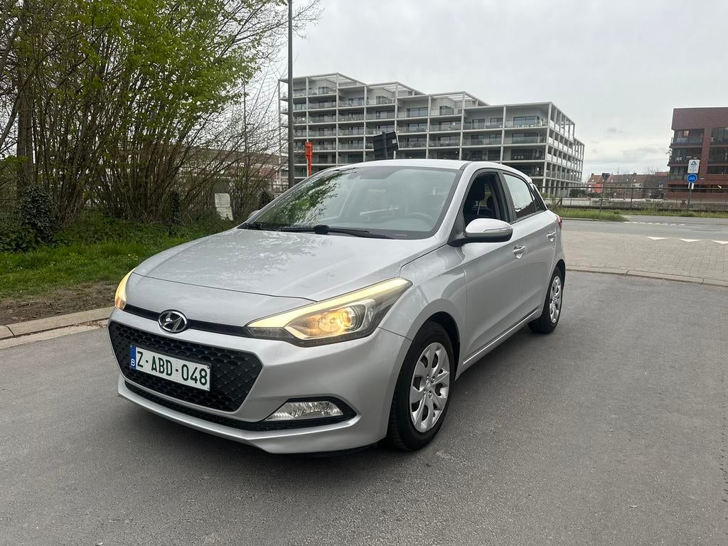 HYUNDAI i20 • EURO 6b • 1.2 ESSENCE •, Autos, Hyundai, Argent ou Gris, Achat, Euro 6, Entreprise