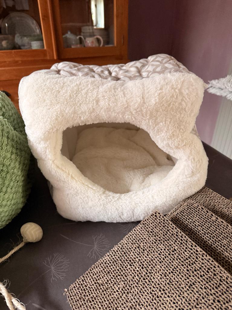 Zacht kattenhuisje, Ophalen of Verzenden, Zo goed als nieuw