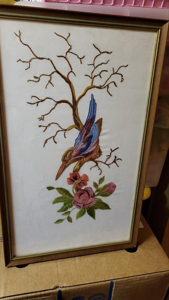 Cadre avec oiseau brodé derrière une vitre, Enlèvement