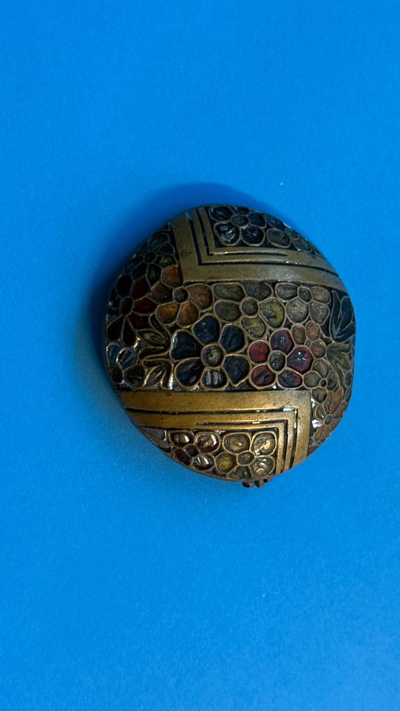 Karakteristieke vintage broche met cloisonné-techniek, Handtassen en Accessoires, Broches, Gebruikt, Koper, Overige kleuren, Minder dan 4 cm