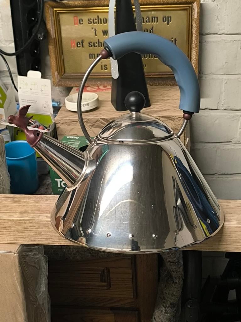 Bouilloire Alessi, Enlèvement