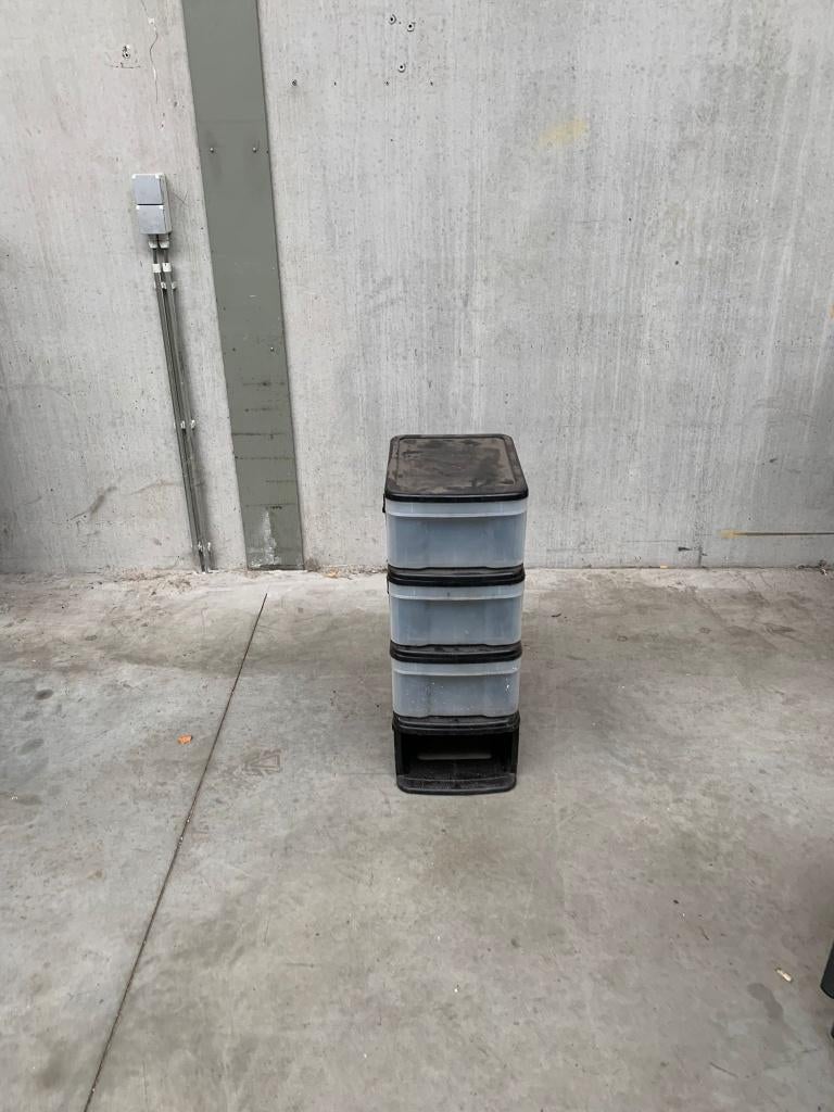 Plastic bakjes, Enlèvement