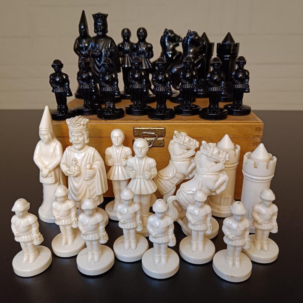 Schaakstukken Homas Ivora in houten kistje., Ophalen of Verzenden