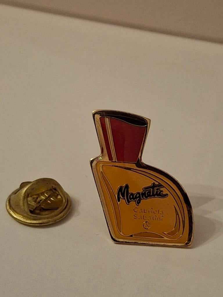 épinglette (pin's) représentant le flacon du parfum Magnetic, Collections, Enlèvement ou Envoi