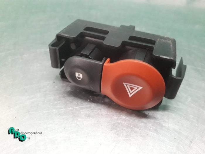 Commutateur éclairage d'urgence d'un Renault Clio (Clio 3 0, Renault, -, 3 mois de garantie, Utilisé