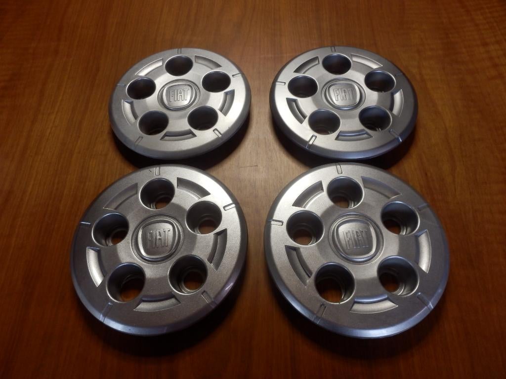 (26)- 4 enjoliveurs fiat, Enlèvement ou Envoi, Comme neuf