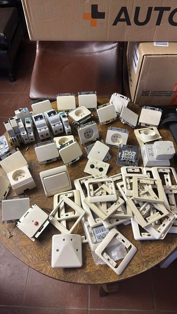 Interrupteur prise cache le tt 80e, Enlèvement, Comme neuf, Interrupteur