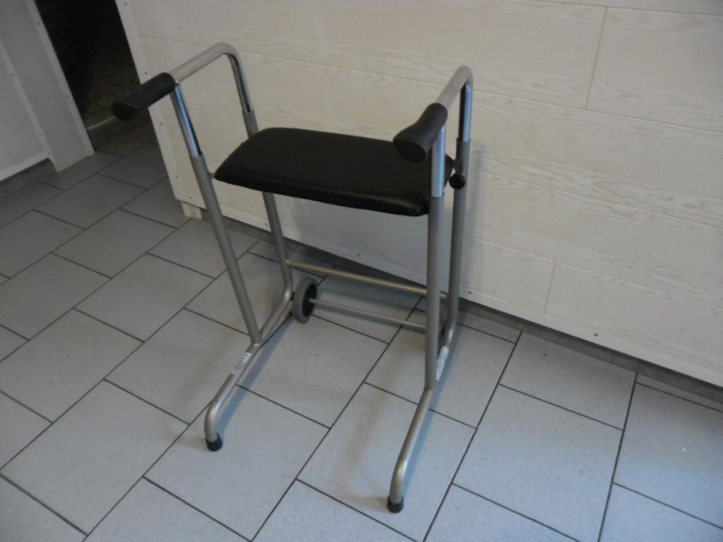 tribune déambulateur avec 2 pieds,2 roues et siège, Diversen, Verpleegmiddelen, Ophalen, Zo goed als nieuw