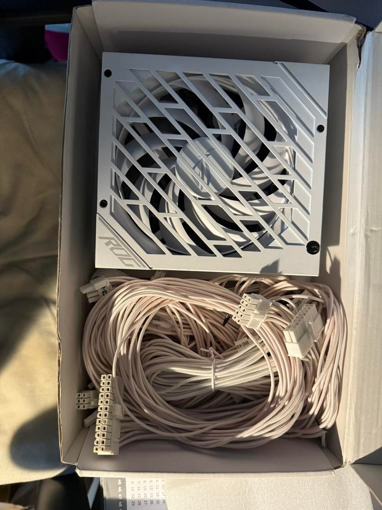 Alimentation Asus Rog strix 850 white éditions, Informatique & Logiciels, Alimentations internes, Enlèvement ou Envoi, Comme neuf