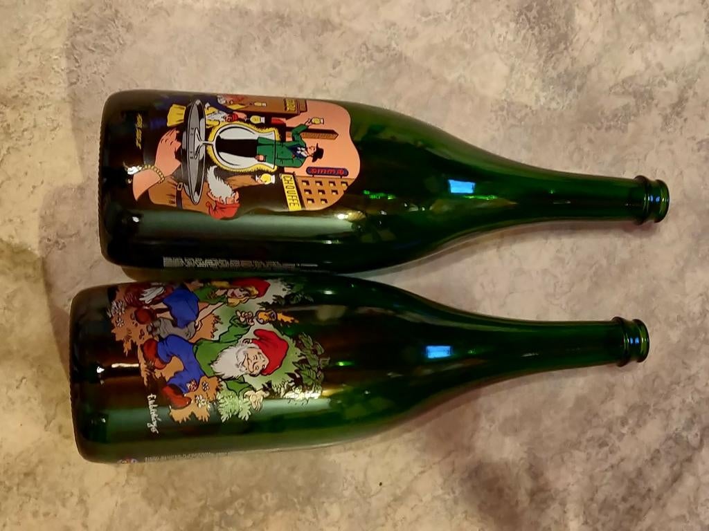 Twee lege flessen en één glas La Chouffe, Ophalen, Zo goed als nieuw