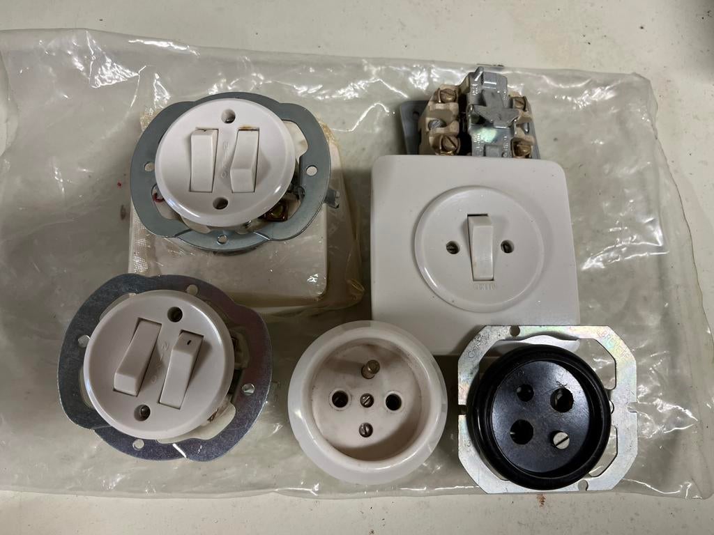 Lot Niko retro stopcontacten en schakelaars, Enlèvement, Comme neuf