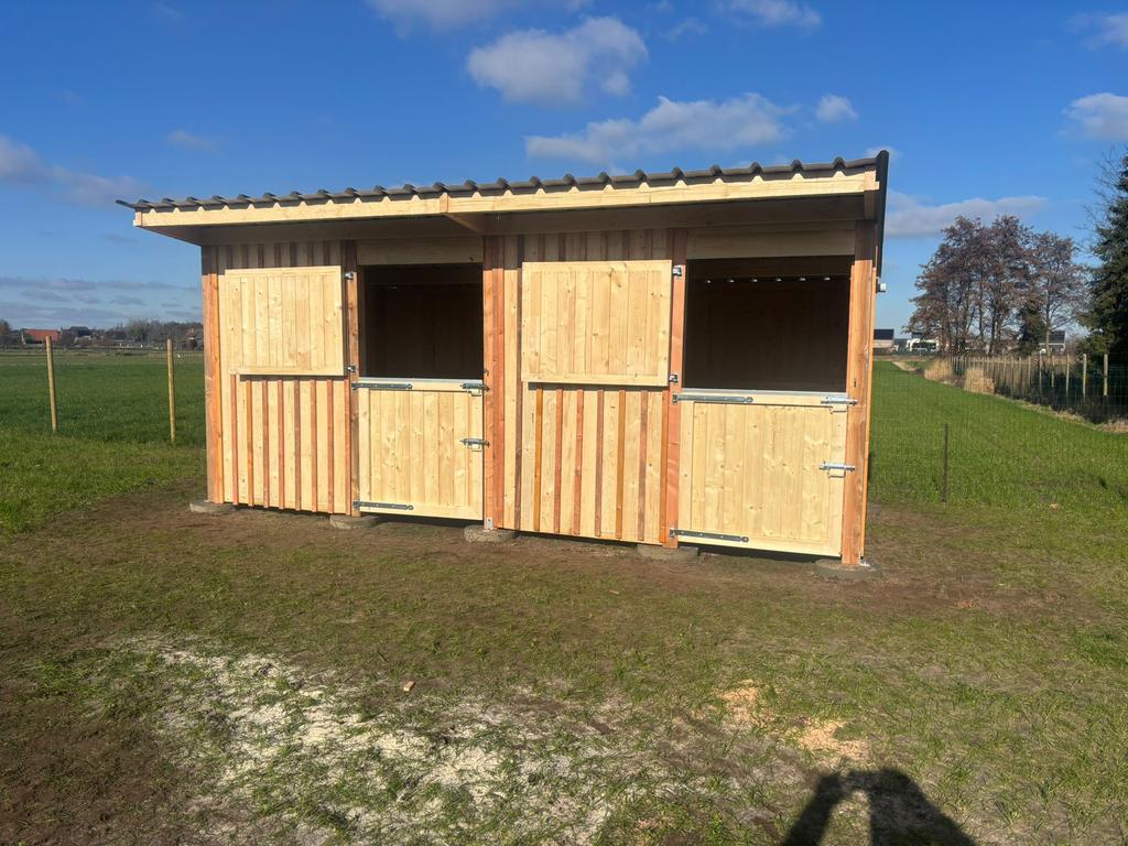 Dubbele box 3x6, Weidegang, 2 of 3 paarden of pony's