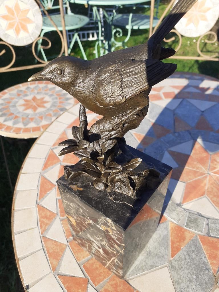 OISEAU EN BRONZE SIGNE MILO SUR SOCLE MARBRE, Antiquités & Art, Antiquités | Bronze & Cuivre, Enlèvement ou Envoi, Bronze