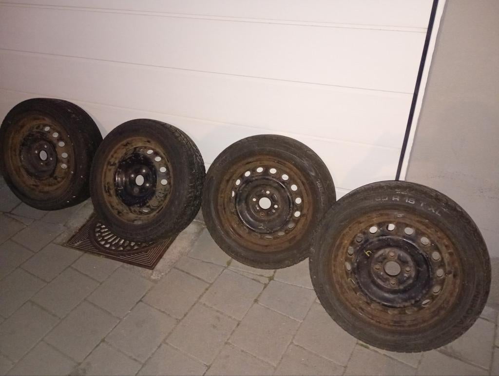 Jantes en acier 4x108 avec de bons pneus Uniroyal 185/60/R15, Enlèvement